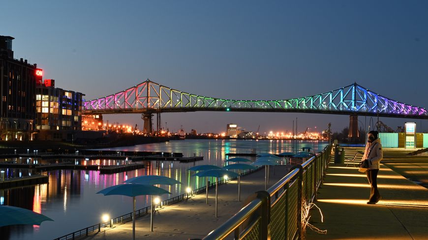 Le pont Jacques-Cartier illuminé aux couleurs de l'arc-en-ciel en signe d'espoir , Montréal, le 11 avril 2020