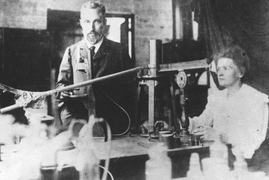 Marie Curie (1867-1934) et son mari Pierre Curie (1859-1906) dans leur laboratoire, à Paris, au début des années 1900