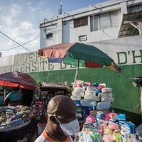 Un marché devant l'hôpital public du centre-ville de Port-au-Prince, à Haïti.