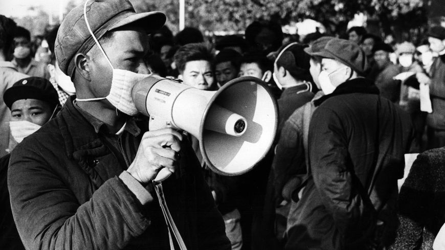 En janvier 1967, des membres de la garde rouge chinoise se protègent des germes de la grippe. Ils s'adressent à la foule dans le cadre de la révolution culturelle entamée en 1966.