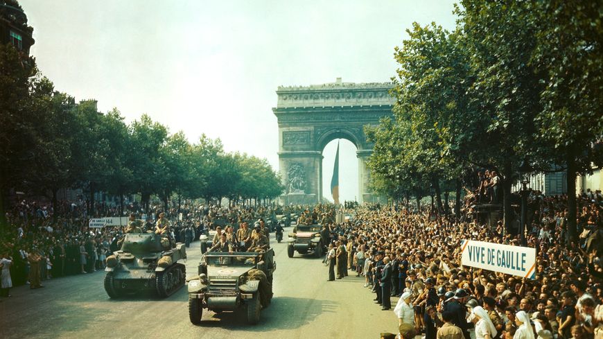 Le 26 août 1944, au lendemain de la libération de Paris, la foule assiste au défilé des troupes alliées sur les Champs-Elysées