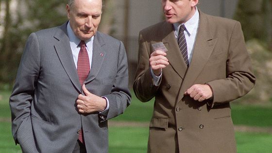 Le président de la République François Mitterrand avec le ministre des Affaires étrangères Hubert Védrine, le 22 mars 1990 à Nevers ©AFP - GERARD CERLES