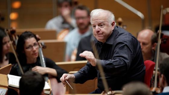 Leonard Slatkin dirige l'Orchestre national de Lyon à Cologne (Allemagne) en 2017 ©Getty - Brill/ullstein bild