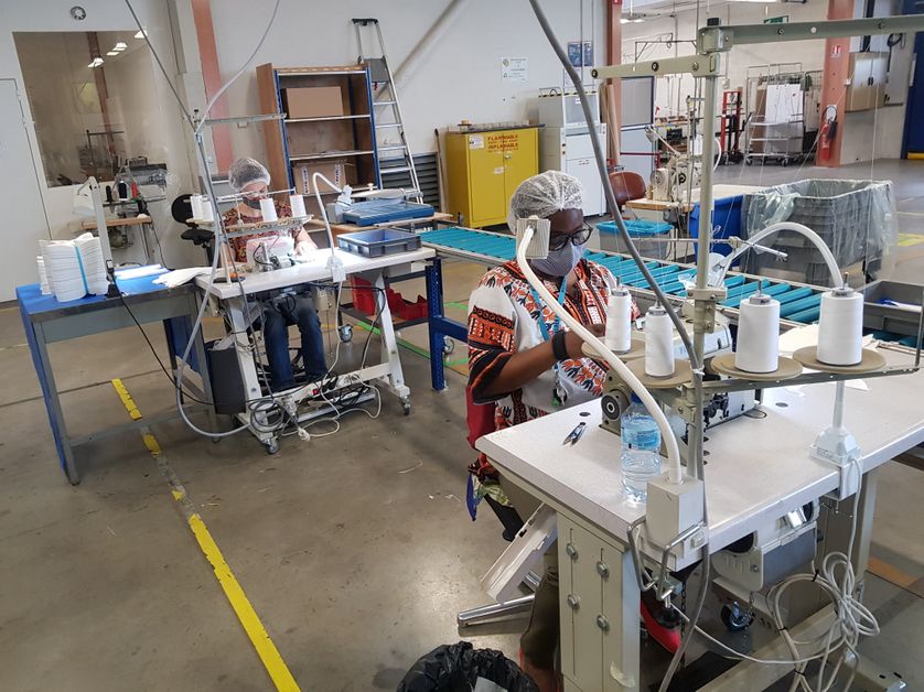 Atelier de fabrication de masques au sein de l'entreprise adaptée APF France handicap d’Echirolles.