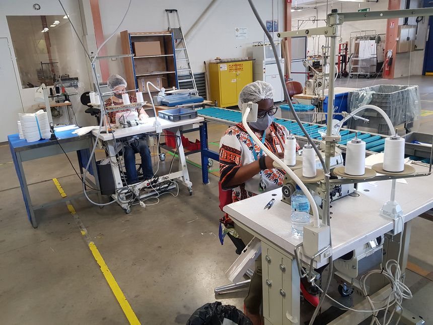Atelier de fabrication de masques au sein de l'entreprise adaptée APF France handicap d’Echirolles.