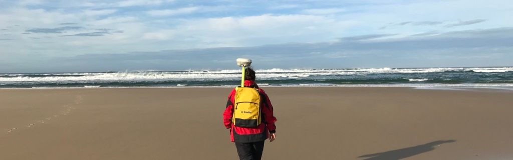 Mélanie Biausque, océanographe, le levé de la plage avec un GPS dans le dos.