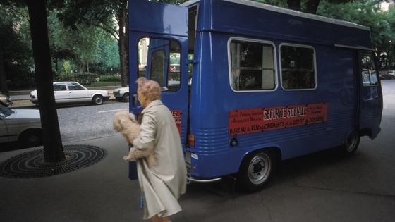 Camionnette transformé en bureau ambulant de la Sécurité sociale dans la rue à Paris, dans les années 1960. ©Getty - Richard PHELPS/Gamma-Rapho