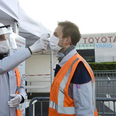 Chez Toyota, un employé se fait tester sa température lors de la reprise du travail sur le site d'Onnaing, dans le Nord, le 21 avril.