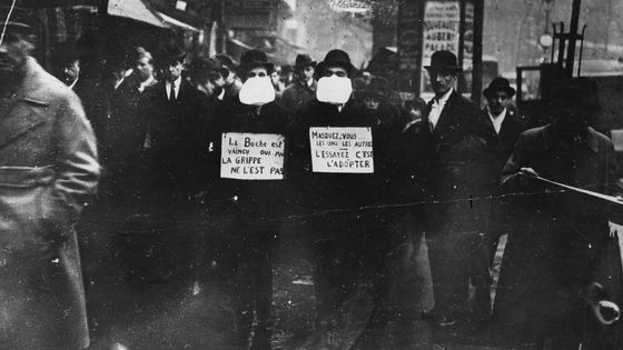 Deux hommes militent pour le port du masque le 1er mars 1919 à Paris en pleine épidémie de grippe espagnole (Topical Press Agency) ©Getty