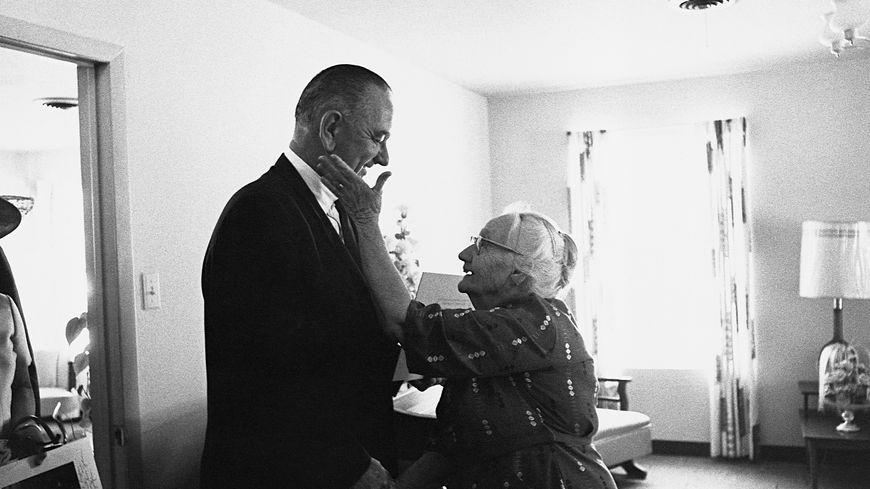 Le président démocrate Lyndon Johnson remercié par une vieille dame peu après le vote de "Medicare", couverture santé pour les personnes âgées (18 avril 1965).