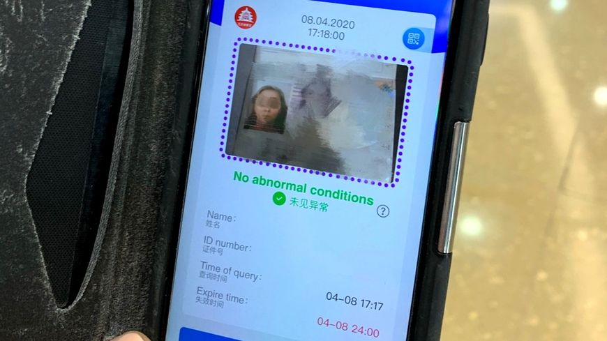 Pour repérer et contrôler les déplacements des cas suspects et des malades, la Chine déploie un code QR – un visuel qui, scanné, renvoie des informations – sur les téléphones portables.