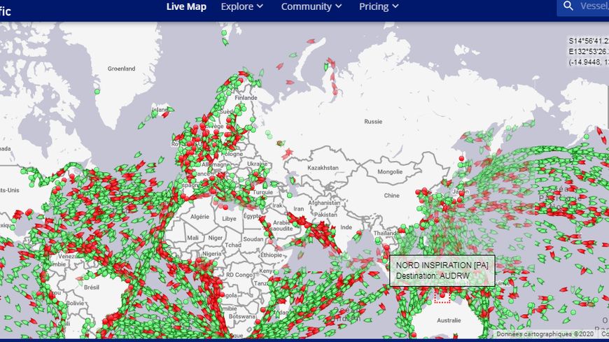 Copie d’écran prise le 23 avril à 16h. En rouge les tankers qui transportent le pétrole, en vert les cargo (pour le vrac et les containers).
