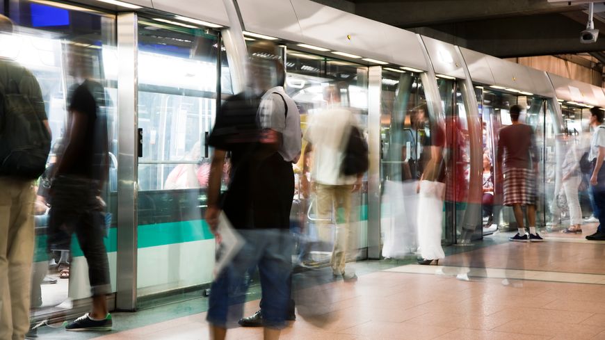 Heure de pointe dans le métro parisien