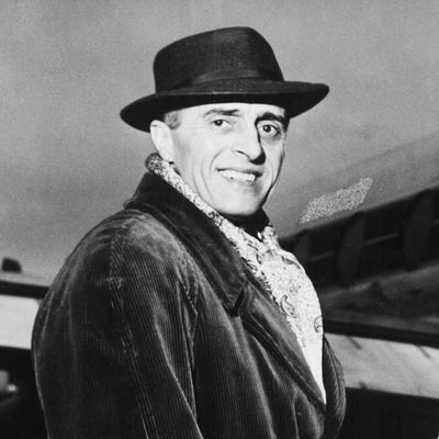 Le cinéaste René Clair en 1956 à Athènes.
