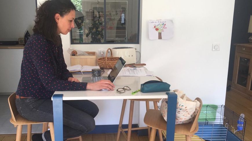 Même si elle travaille majoritairement depuis chez elle, Céline Archer est la seule de son entreprise à se rendre physiquement sur son lieu de travail.