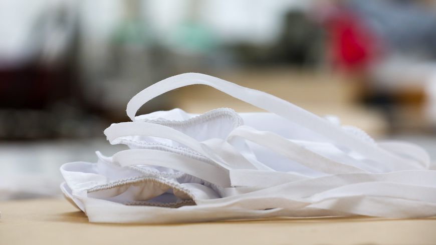 L'Atelier de Morphée, fabricant français de matelas, produit désormais 750 masques en tissu par jour (30 mars 2020, Tourcoing).