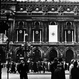 Le signe nazi sur le Palais Garnier durant l'Occupation, © Getty / Universal History Archive/ Universal Images Group