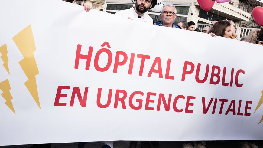 En 20 ans, l'hôpital public a fait l'objet de plusieurs réformes successives, suscitant le mécontentement d'une partie du personnel hospitalier.