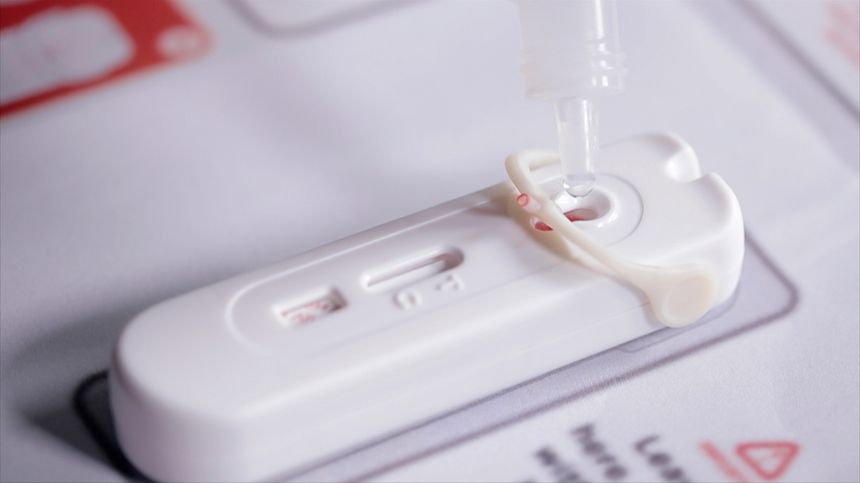 Le test de la société NG Biotech intègre un auto piqueur pour déposer une goutte de sang sur une bandelette qui sert de révélateur