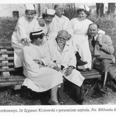 Dr Zygmunt Klukowski, en compagnie d'infirmières de l'hôpital public du canton de Szczebrzeszyn, Pologne.