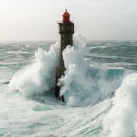 La tempête Ruzica frappe le phare de La Jument, Ouessant
