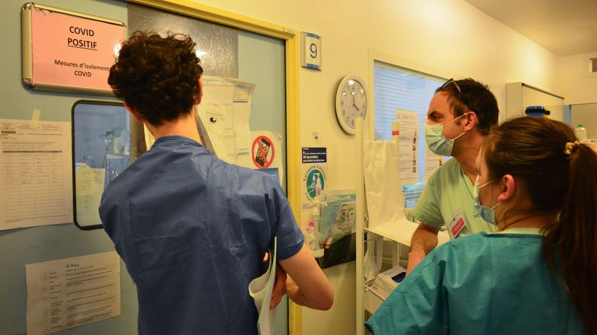 Une équipe de l'hôpital Bichat à Paris discute du cas d'un patient atteint du Covid-19, le 13 mars 2020