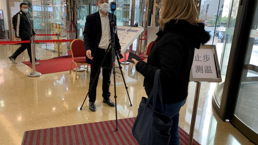 Pour entrer dans ce centre commercial de Pékin, il faut afficher un code QR vert et ne pas avoir de température.