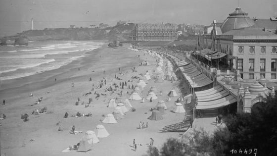 Biarritz : plage et casino - 1925. Photo de presse / Agence Rol - BnF-Gallica