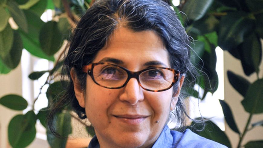 La Franco-iranienne Fariba Adelkhah, anthropologue spécialiste de l'Iran, est toujours détenue à la prison d'Evin, à Téhéran. Elle est accusée notamment de crimes liés à la sécurité de l'État.