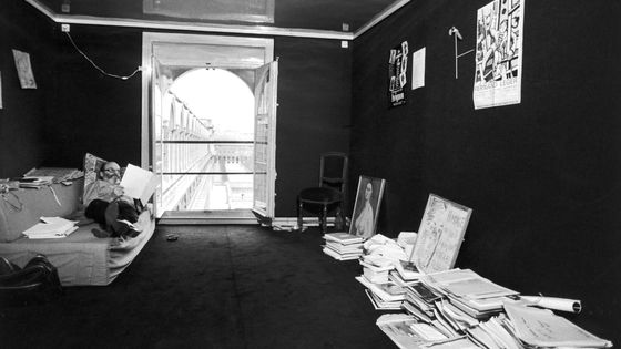 François Chaumette lisant dans sa loge de la Comédie Française. ©Getty - Hugo HARRANG/Gamma-Rapho