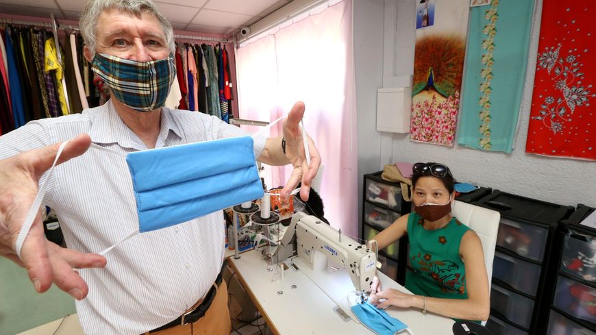 Fabrication de masques alternatifs de protection contre le Coronavirus dans l’atelier Thi Hanh couture au Cannet, le 6 avril 2020.