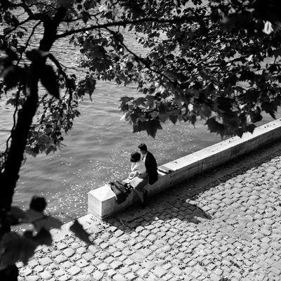 Deux amoureux à Paris dans les années 40.