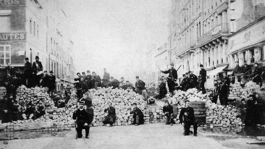 Barricade lors de la Commune de Paris, rue du Faubourg Saint-Antoine, 1871