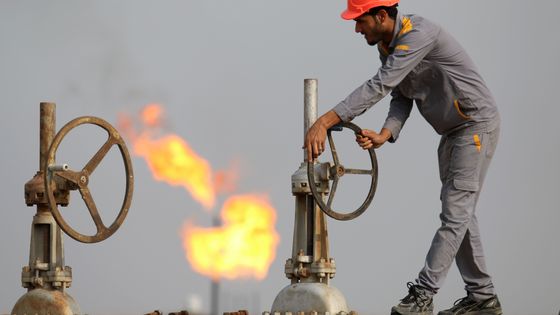 Un travailleur irakien sur une plate-forme pétrolière le 30 octobre 2015. L'Irak fait partie des pays impactés par la chute des cours. ©AFP - Haidar Mohammed Ali