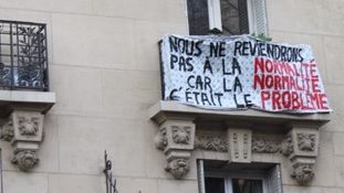 Banderolle accrochée au balcon d'un immeuble du boulevard Barbès, Paris 18eme pendant le confinement.