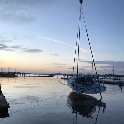 Voilier MACSF, mise à l'eau à Lorient