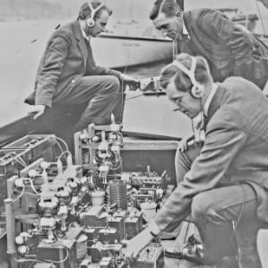 Match Oxford Cambridge : aviron sur la Tamise, la transmission par TSF des phases du match. Photo de presse/Agence Rol. 1927