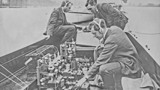 Match Oxford Cambridge : aviron sur la Tamise, la transmission par TSF des phases du match. Photo de presse/Agence Rol. 1927 - BnF-Gallica