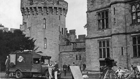 Equipe du tournage du film "When Knights Were Bold" devant le château de Warwick en Grande-Bretagne en 1935 ©Getty - Mirrorpix