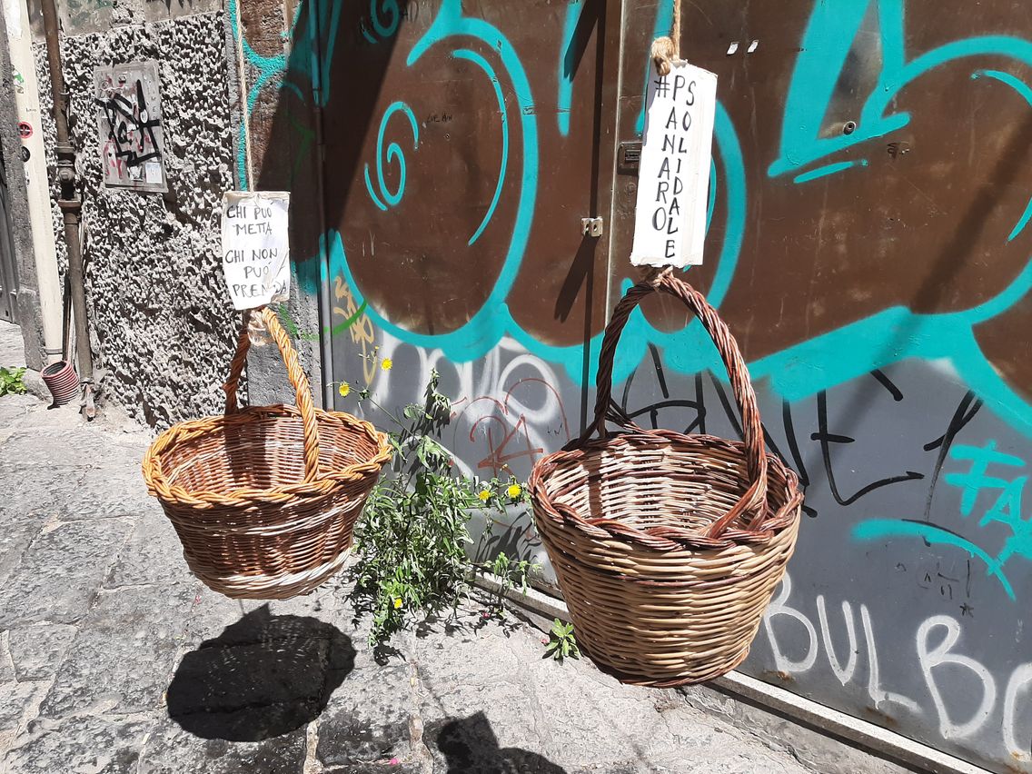 Les paniers solidaires fleurissent dans les vicoli de Naples, "celui qui peut donne, celui qui ne peut pas prend"