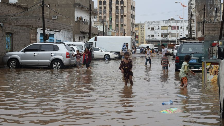 Aden, des gens pataugent dans une ville gorgée d'eau dans la ville portuaire d'Aden au Yemen, le 21 avril 2020.