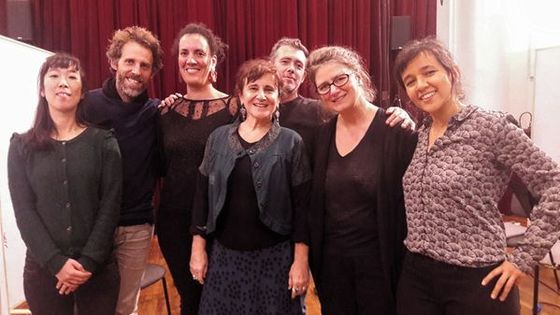 Au centre : Anne Montaron, Majdouline Zerari (à gauche d'Anne Montaron), Violetta Cruz (à droite de la photo) et les musiciens de l'ensemble L'Instant Donné