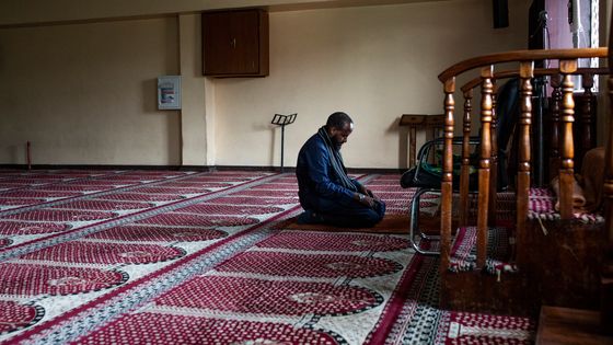 Un imam, priant seul dans sa mosquée à Nairobi, au Kenya, où les lieux de culte ont été fermés dans le cadre de la lutte contre le coronavirus. ©AFP - patrick meinhardt / AFP