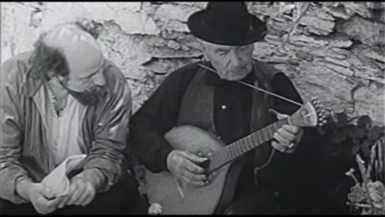 Michel Giacometti, à gauche, avec un musicien portugais. Extrait de l'émission Povo que Canta - Capture écran émission Povo que Canta / Irukandj