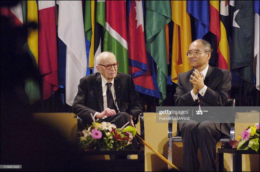 Lévi-Strauss à l'UNESCO le 16 novembre 2005, lors du 60e anniversaire de la Constitution de l'UNESCO