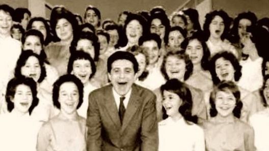 Avec leur parrain Gilbert Bécaud... Les Djinns ! groupe vocal exclusivement féminin - Genneviève Berno, Claudie Le Bozec, Annie Morel, Chantal Thevenard