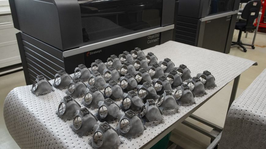 À Mladá Boleslav, en République Tchèque, le constructeur automobile Škoda fabrique des masques FFP3 et des respirateurs grâce à l'impression 3D.