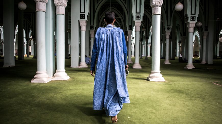 Dans l'entrée de la Mosquée Saudique de Nouakchott, un vendredi de prière.