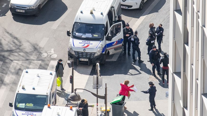 La photo d'un contrôle de police qui a lancé la série "Fenêtres sur tour - confinement 2020 - Tentatives d'épuisement d'une vue parisienne" de Martin Argyroglo