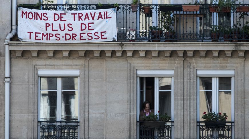 1er mai confiné et banderole au balcon, Paris 27 avril 2020
